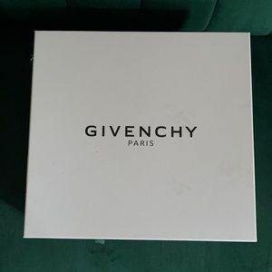 Worn twice , great condition , if you wear a 39 this size 40 Is perfect !